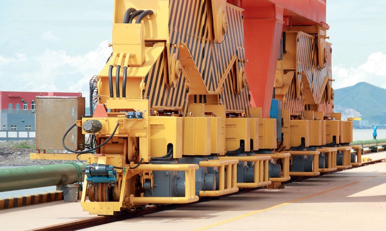Travel drive for gantry cranes